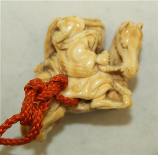 A Japanese ivory netsuke and a stag horn netsuke, late 19th/early 20th century, 4.5cm